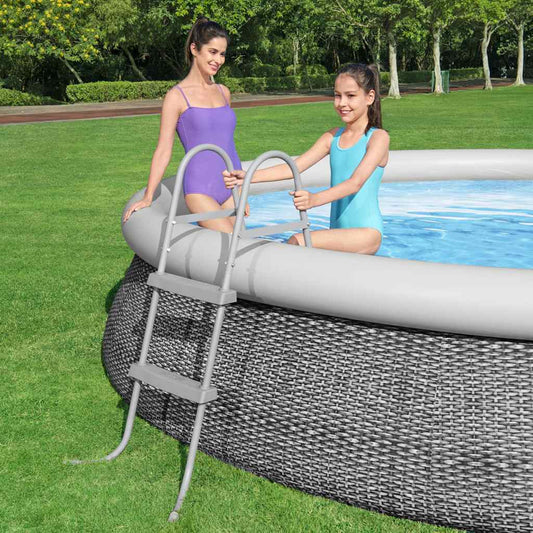 Σκάλα πισίνας Bestway Flowclear 84 cm με αντιολισθητικά βήματα και αντιδιαβρωτικό σκελετό. Ασφαλής, γρήγορη εγκατάσταση, κατάλληλη για υπέργειες πισίνες.